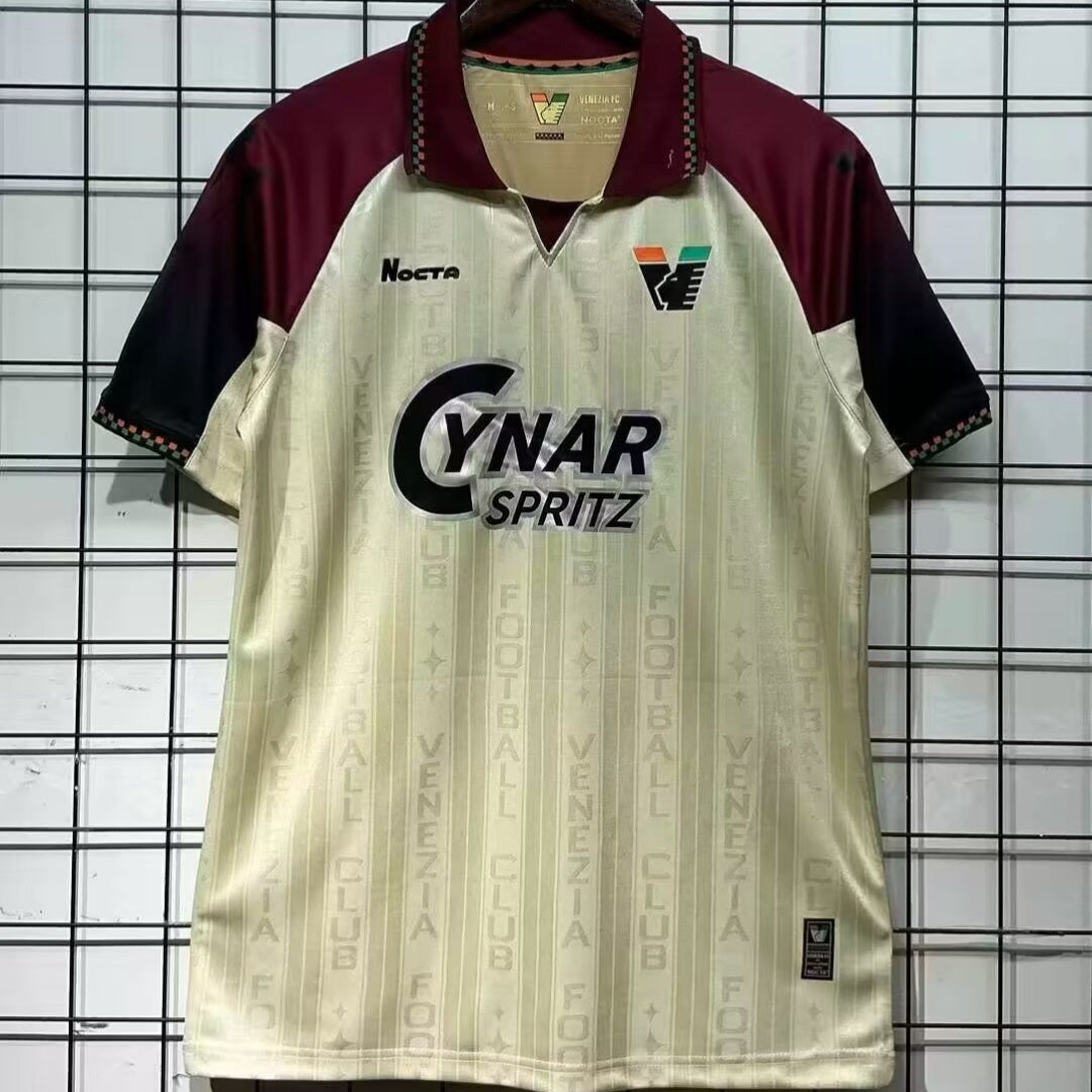 Maillot de football Le 12 -ème Maillot Venise 25/26 pour extérieur, vue de face avec logo et détails en bleu et blanc.