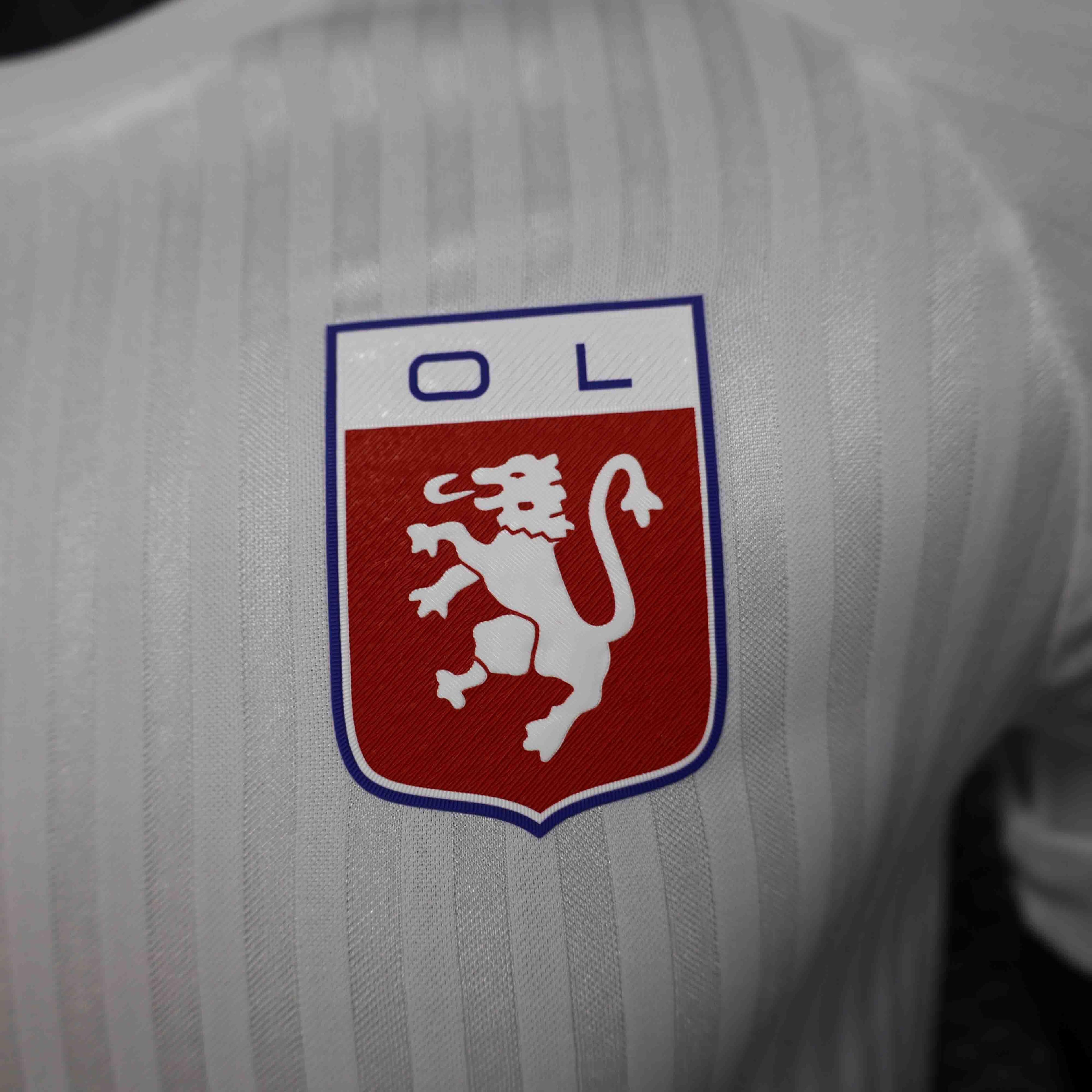 Maillot de football Lyon concept 2025-26 de la marque Le 12 -ème, vue de face avec logo et design moderne.