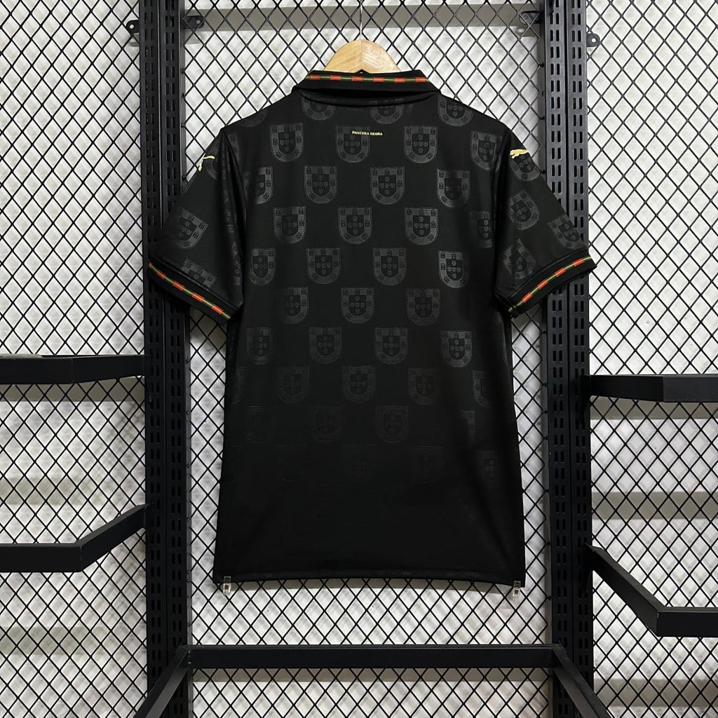 Maillot Portugal noir pour enfants 25/26 ans, marque Le 12 -ème Maillot, vue en gros plan sur le tissu et le design.