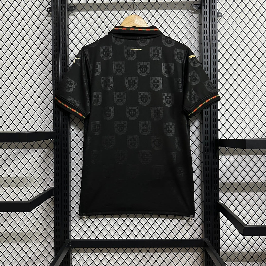 Maillot Portugal noir pour enfants 25/26 ans, marque Le 12 -ème Maillot, vue en gros plan sur le tissu et le design.