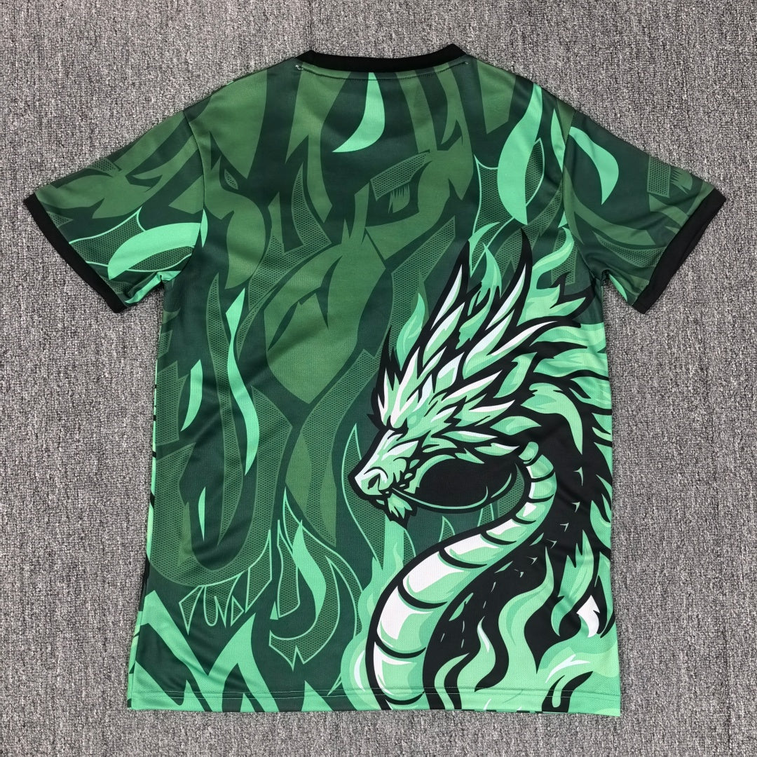Maillot vert Liverpool 25/26 Le 12 -ème Maillot, tissu léger avec logo et détails de l'équipe sur le devant.