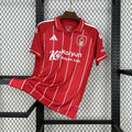 Maillot Nottingham Forest 2025-26 Le 12 -ème Maillot, maillot de football avec logo et détails du club.