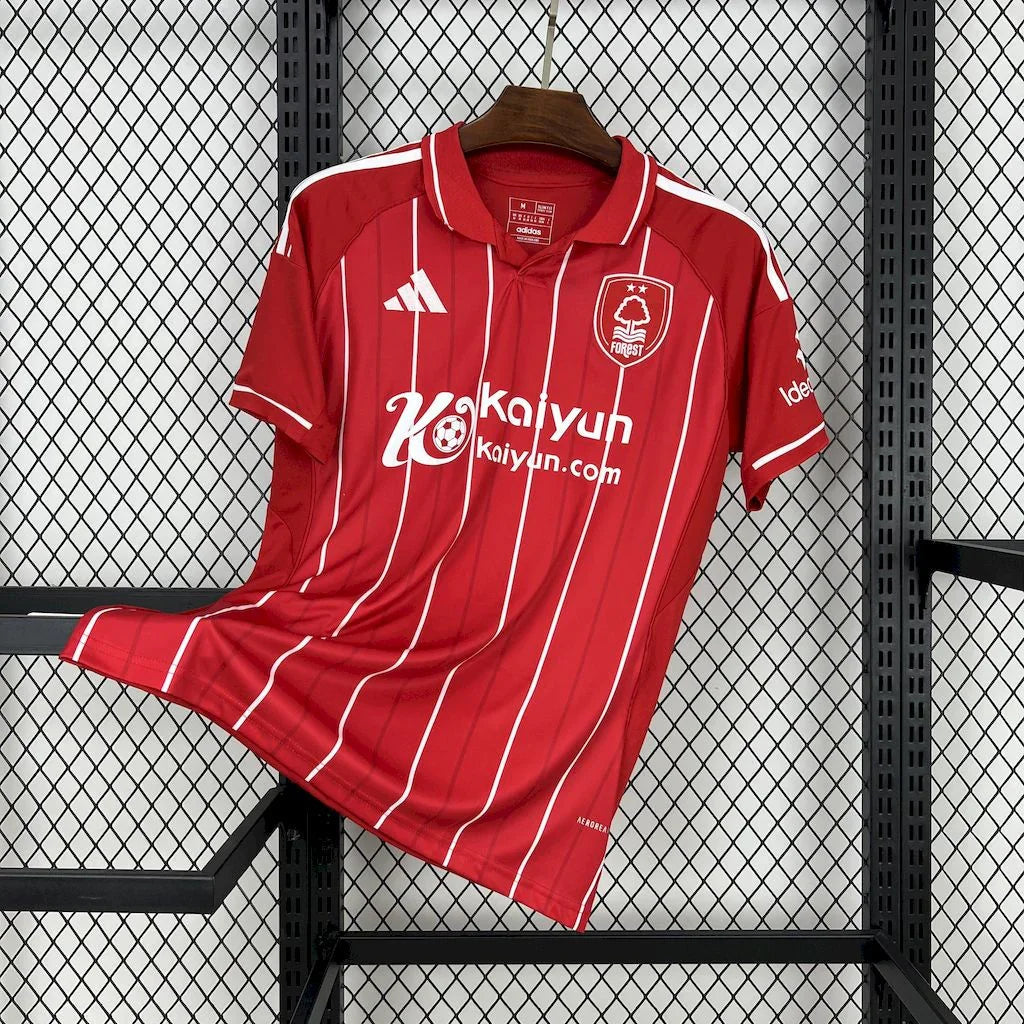 Maillot Nottingham Forest 2025-26 Le 12 -ème Maillot, maillot de football avec logo et détails du club.