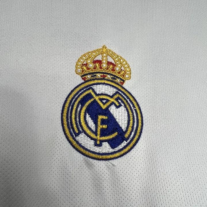 Maillot de football Real Madrid Le 12 -ème Maillot, concept 2024-2025, vue de face avec logo et design moderne.