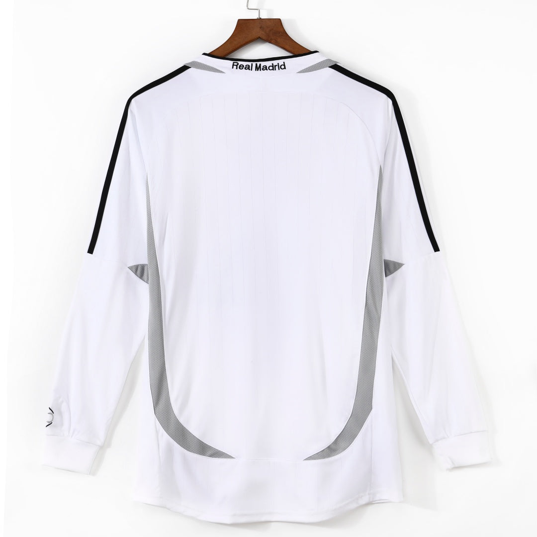 Maillot domicile rétro de Real Madrid 2006-2007 à manches longues, marque Le 12 -ème Maillot, vue de face.