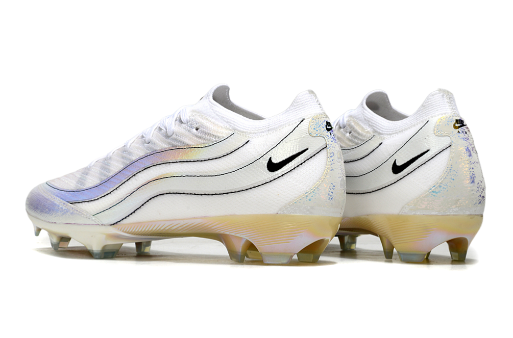 Chaussures Crampons Air Max 95 de Le 12 -ème Maillot, vue en gros plan montrant la semelle et le design.