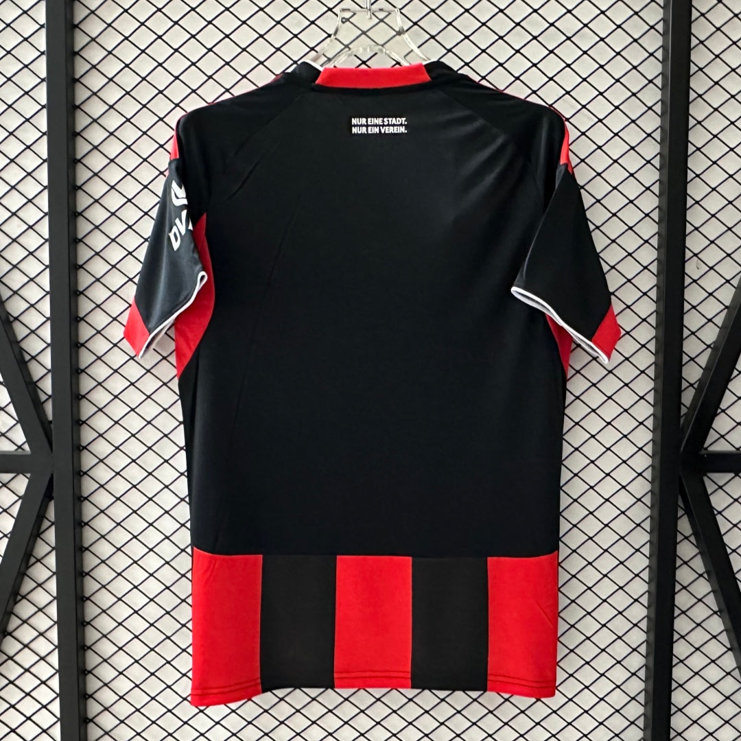 Maillot domicile de football Eintracht Francfort pour enfants 25/26, marque Le 12-ème Maillot, maillot rouge avec logo et détails.