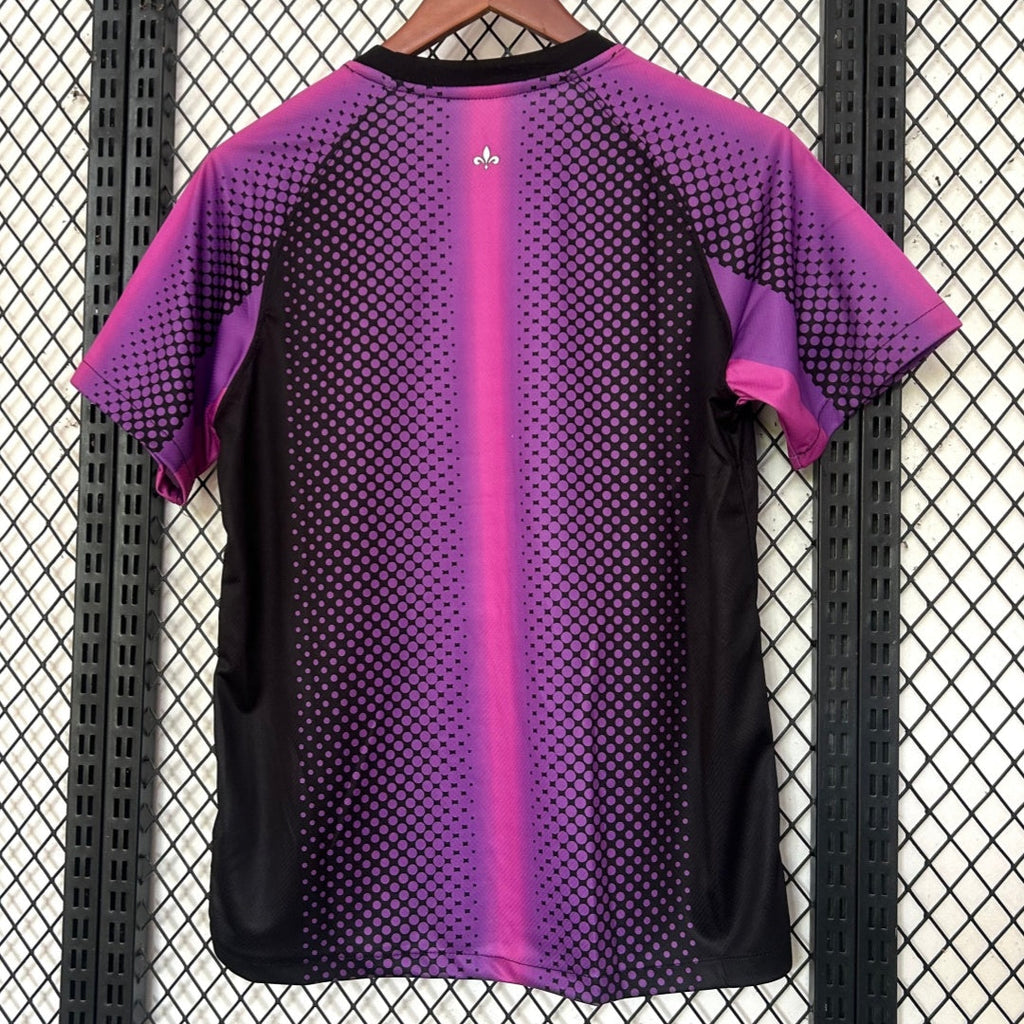Maillot violet PSG Le 12-ème Maillot pour enfants 25/26 ans, logo et détails du club visibles sur le devant.