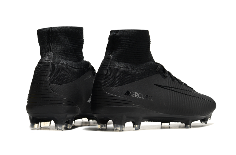 Crampons Superfly 5 Elite de Le 12 -ème Maillot, montrant la fixation et les pointes en acier pour l'escalade ou la randonnée.