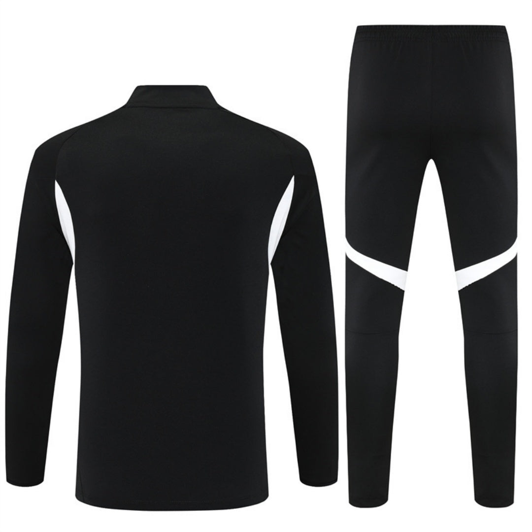 Ensemble Liverpool noir pour enfants, marque Le 12 -ème Maillot, comprenant maillot et short assortis, vue de devant.