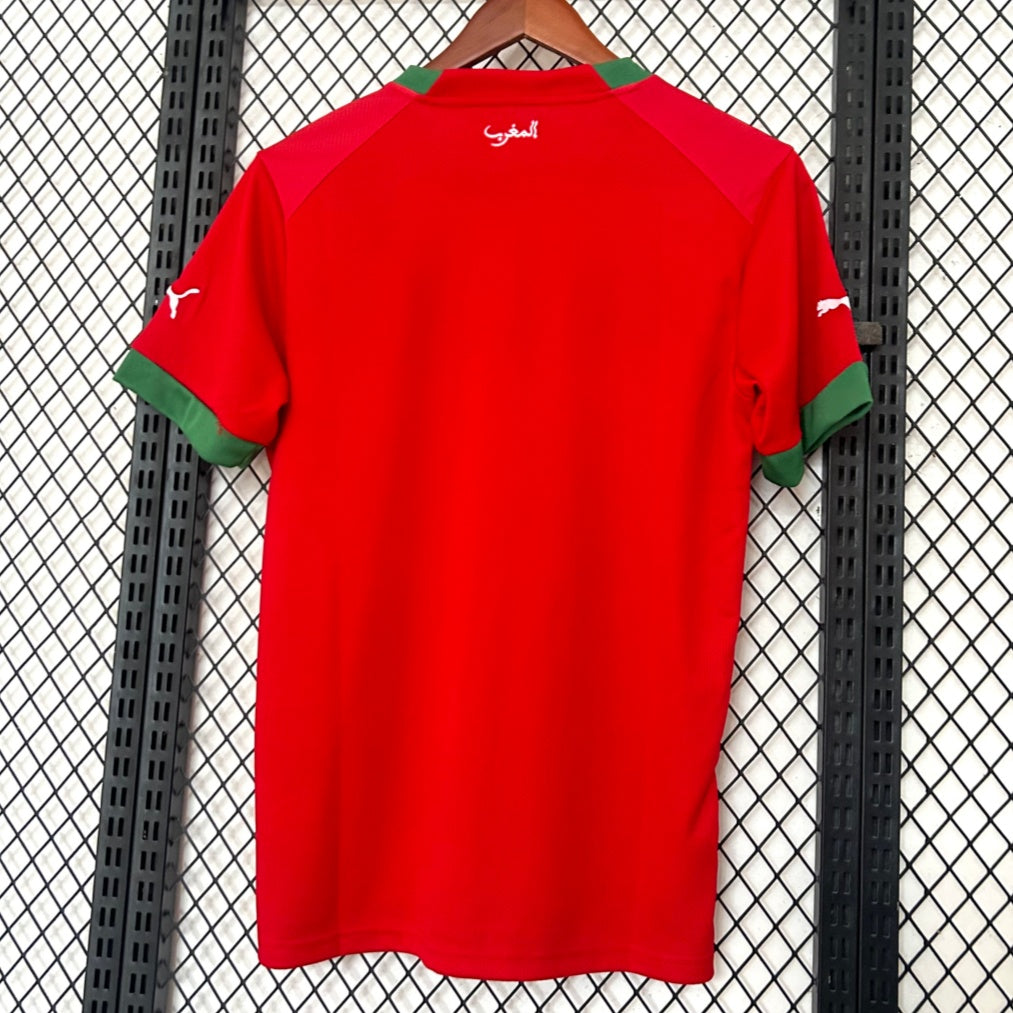 Maillot domicile 2022 du Maroc, marque Le 12 -ème Maillot, vue de face avec les couleurs rouges et vertes du maillot.