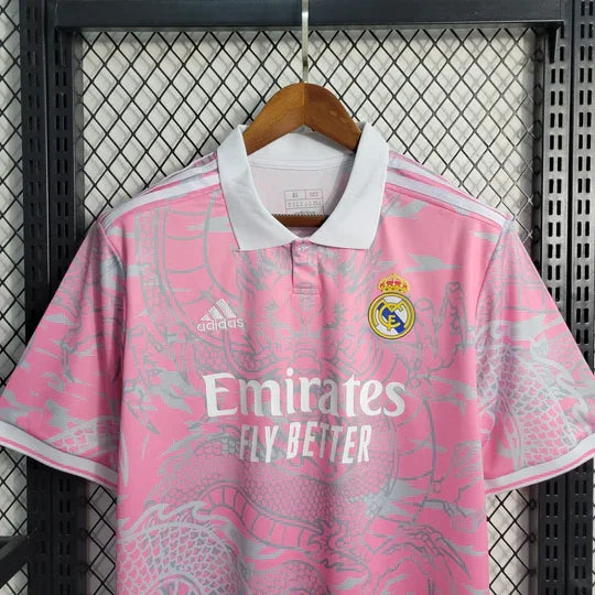 Maillot Real Madrid 2023-2024 édition spéciale Dragon rose, Le 12 -ème Maillot, devant avec logo et design unique