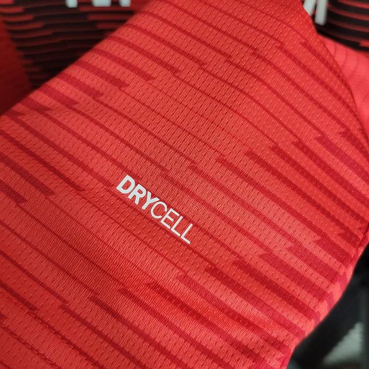 Maillot domicile AC Milan saison 2023-2024 de la marque Le 12 -ème Maillot, vue de face, en tissu rouge et noir avec logo.