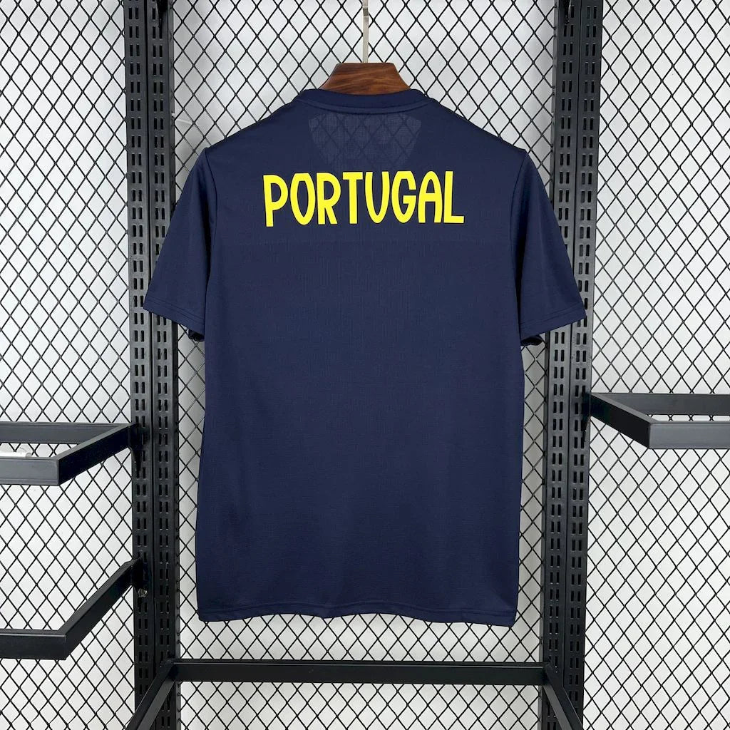 Maillot Portugal concept 2025 de Le 12 -ème Maillot, jersey de football avec drapeau portugais et design moderne.