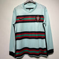 Maillot rétro Le 12 -ème Maillot 2020 Portugal extérieur à manches longues, design vintage, couleurs rouges et vertes.
