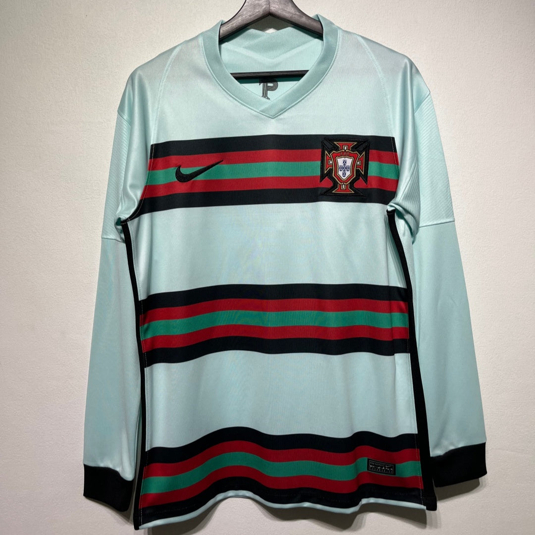 Maillot rétro Le 12 -ème Maillot 2020 Portugal extérieur à manches longues, design vintage, couleurs rouges et vertes.