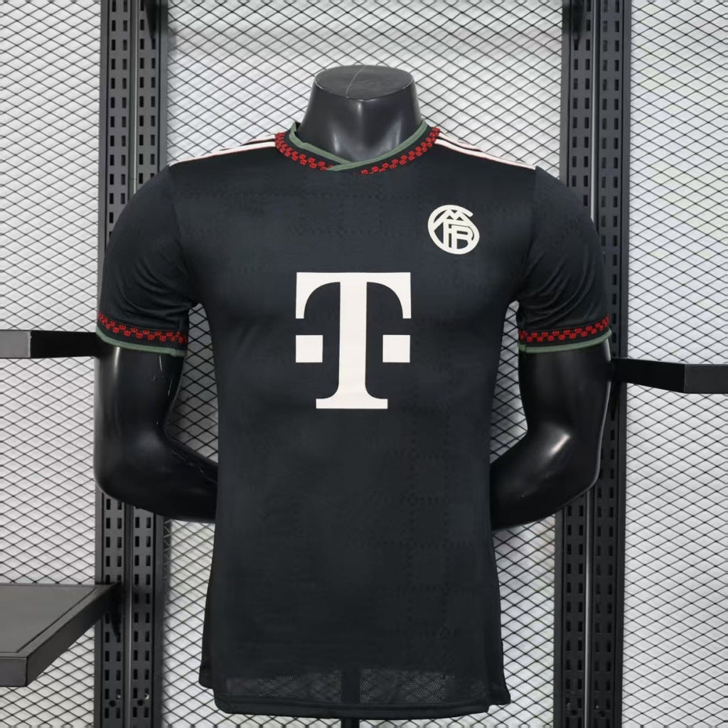 Maillot Bayern Munich third noir pour joueur 25/26 ans, conçu par Le 12 -ème Maillot, vue de face.