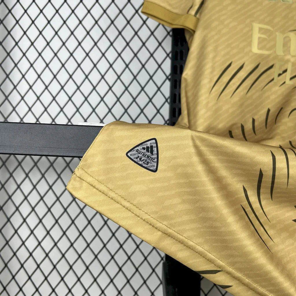Maillot d'entraînement Real Madrid 2025-26, marque Le 12-ème Maillot, visible avec logo et design sportif.