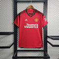 Maillot domicile Manchester United 2023 2024 de Le 12 -ème Maillot, maillot de football rouge avec logo et détails officiels.