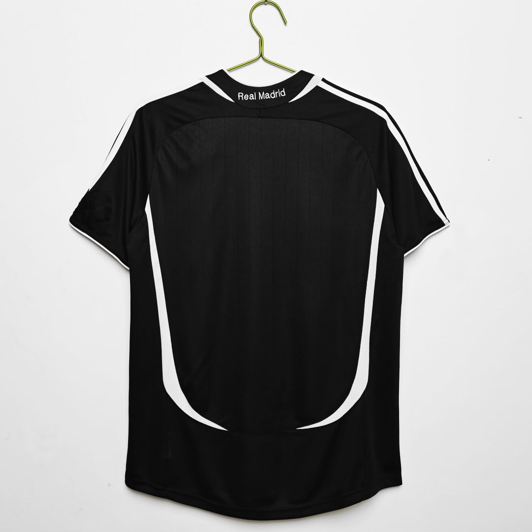 Maillot rétro Real Madrid 2006-2007, maillot third de la saison, en tissu blanc avec logo et détails bleus, fabriqué par Le 12 -ème Maillot