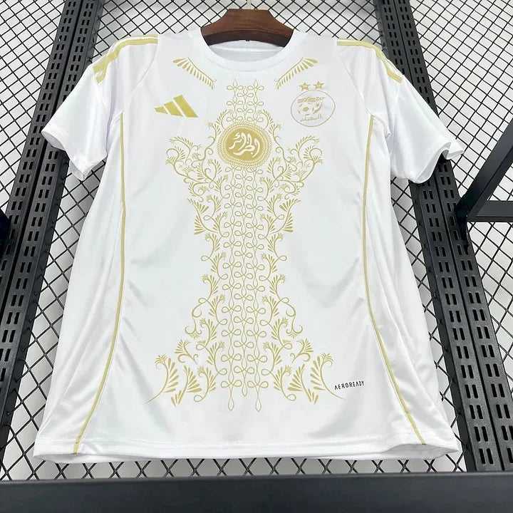 Maillot Algérie 2025 2026 Le 12 -ème Maillot, maillot de football avec drapeau algérien, détails du design sur le devant.