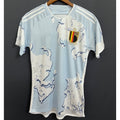 Maillot domicile Belgique 25/26 Le 12 -ème Maillot, maillot de football bleu avec logo officiel, vue de face.