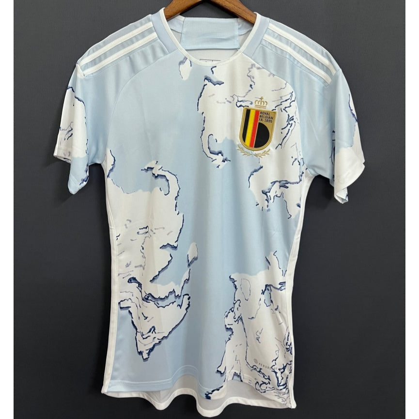 Maillot domicile Belgique 25/26 Le 12 -ème Maillot, maillot de football bleu avec logo officiel, vue de face.