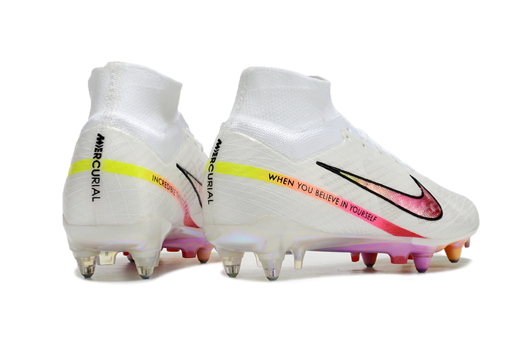 Crampons Mercurial Superfly IX Elite pour football, semelles avec pointes métalliques et design noir et orange.