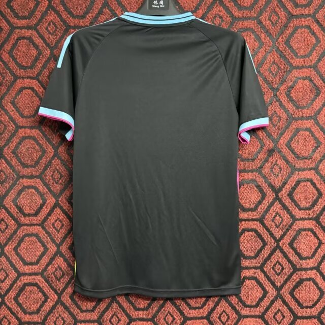 Maillot de football Inter Miami 25/26 noir, marque Le 12 -ème Maillot, vue de face avec logo et détails du design noir.