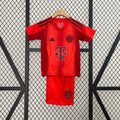 Maillot enfant Bayern Munich 2024-25, kit officiel de football avec logo et design du club, fabriqué par Le 12 -ème Maillot.