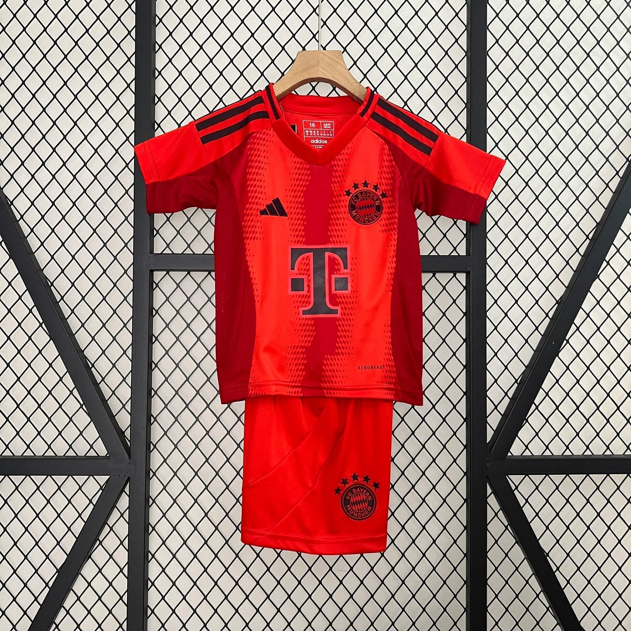 Maillot enfant Bayern Munich 2024-25, kit officiel de football avec logo et design du club, fabriqué par Le 12 -ème Maillot.