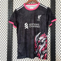 Maillot de football Liverpool 25/26 noir Le 12-ème Maillot avec logo Eagle, vue front sur fond blanc
