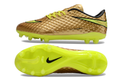 Crampons Hypervenom Phantom de Le 12 -ème Maillot, vue en gros plan, montrant les pointes en métal et la semelle pour football.