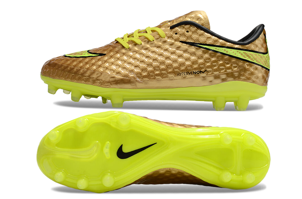 Crampons Hypervenom Phantom de Le 12 -ème Maillot, vue en gros plan avec pointes en acier pour football.