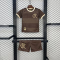 Kit enfant Flamengo 2024-25 de Le 12 -ème Maillot, maillot rouge avec logo du club et détails blancs.