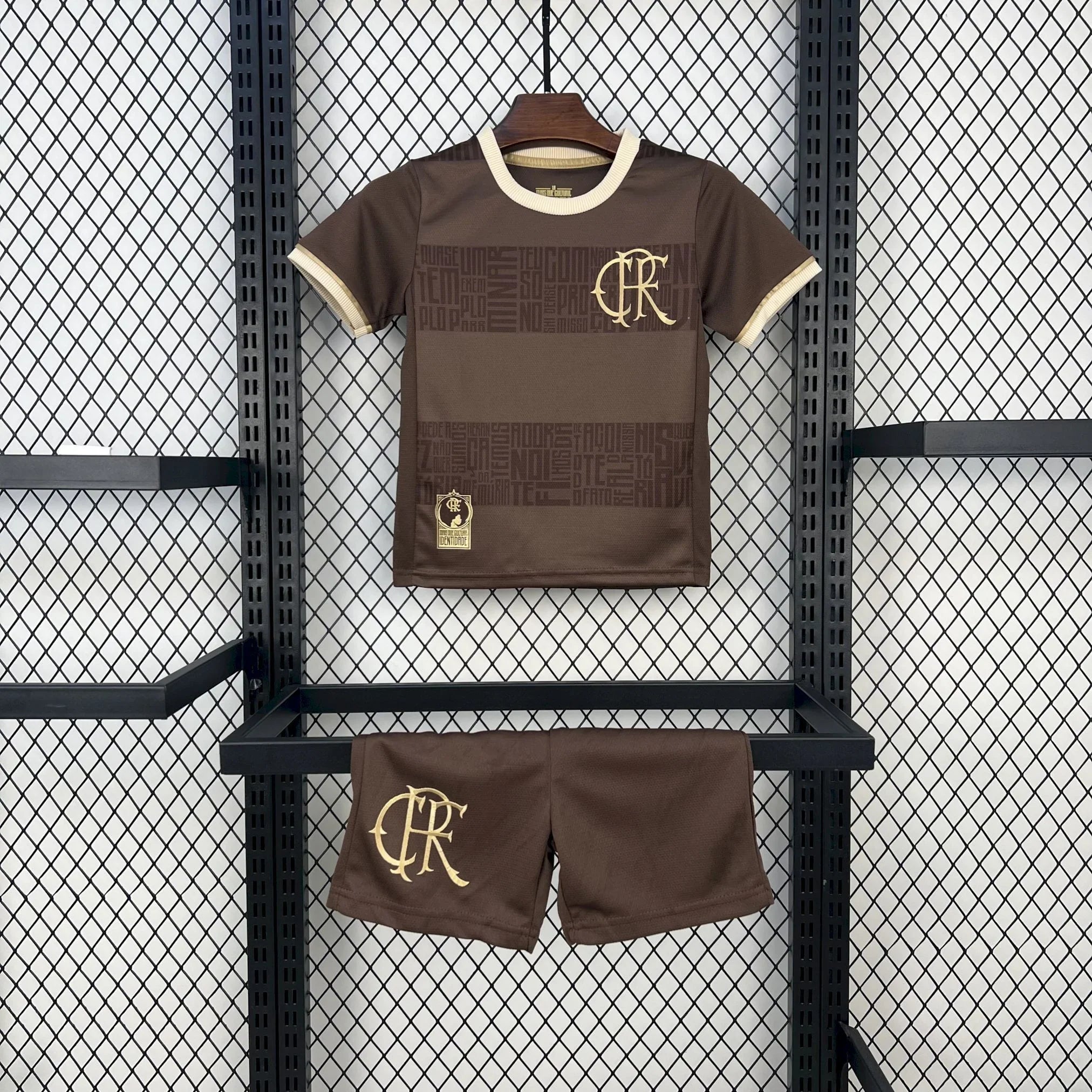 Kit enfant Flamengo 2024-25 de Le 12 -ème Maillot, maillot rouge avec logo du club et détails blancs.