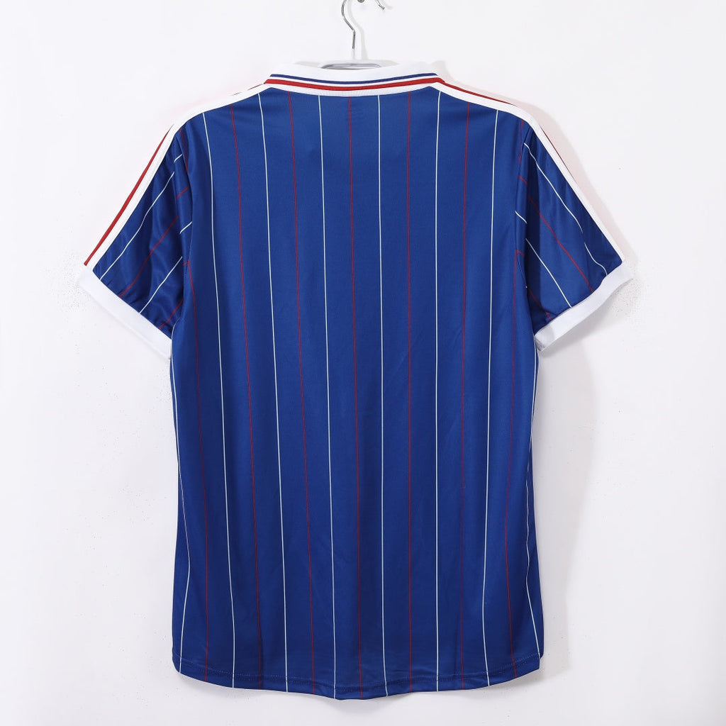 Maillot rétro France 1982 Domicile de la marque Le 12-ème Maillot, maillot de football vintage avec logo et couleurs officielles.