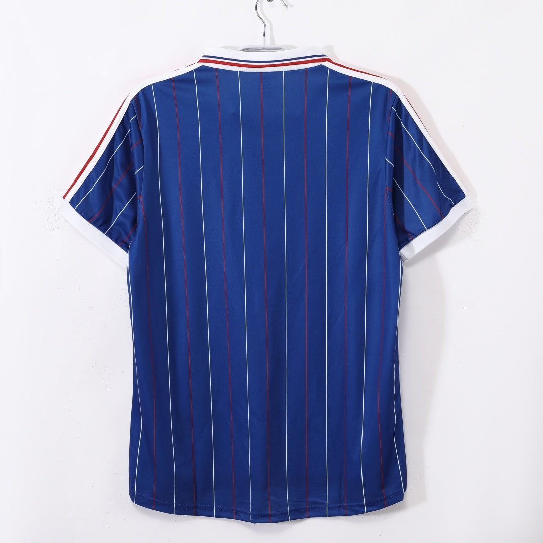 Maillot rétro France 1982 Domicile de la marque Le 12-ème Maillot, maillot de football vintage avec logo et couleurs officielles.