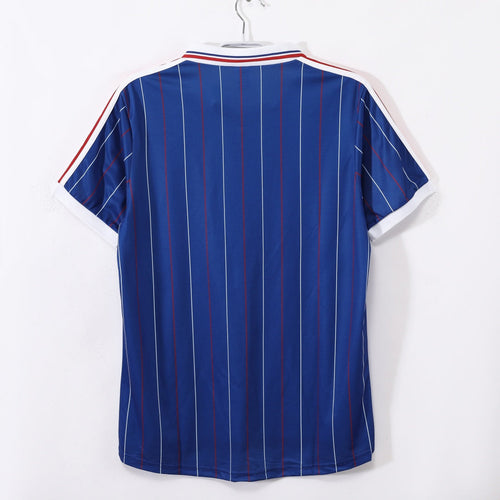 Maillot rétro France 1982 Domicile de la marque Le 12-ème Maillot, maillot de football vintage avec logo et couleurs officielles.