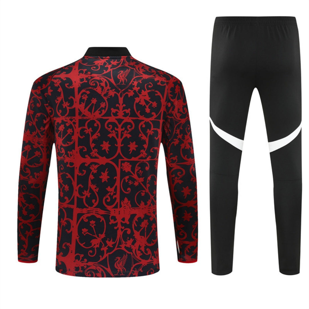 Ensemble Liverpool rouge 25/26 de Le 12 -ème Maillot, maillot de football avec logo et détails sportifs visibles.