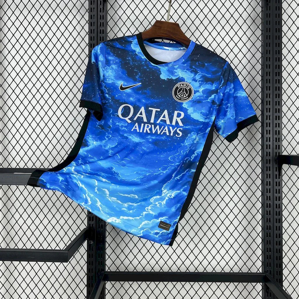 Maillot PSG concept 2025-26 de Le 12 -ème Maillot, vue frontale, tissu blanc avec détails rouges et bleus, logo du club visible