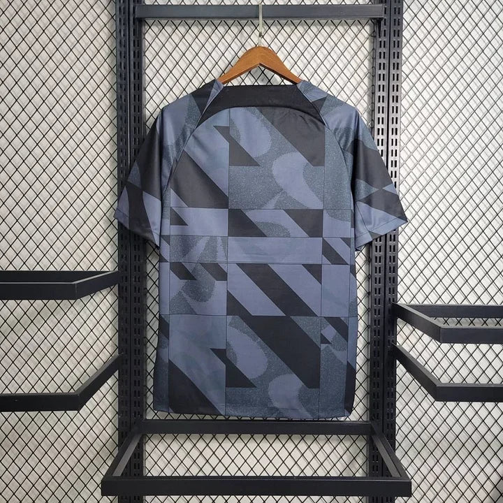 Maillot d'entraînement FC Barcelone 2023-2024 Le 12 -ème Maillot, vue du devant avec logo et détails du maillot.