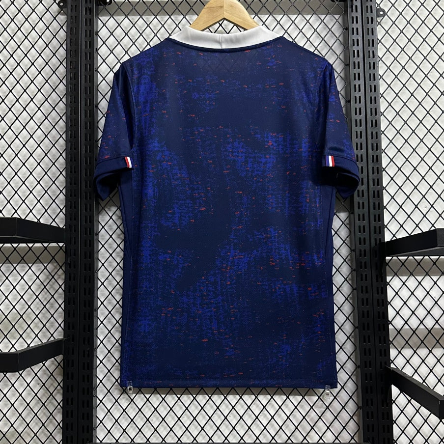 Maillot domicile France 25/26 de Le 12 -ème Maillot, maillot de football avec logo tricolore et détails bleus et rouges.