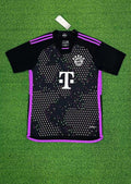 Maillot extérieur Bayern Munich saison 2023-2024 de la marque Le 12-ème Maillot, vue du devant avec logo et détails du maillot.