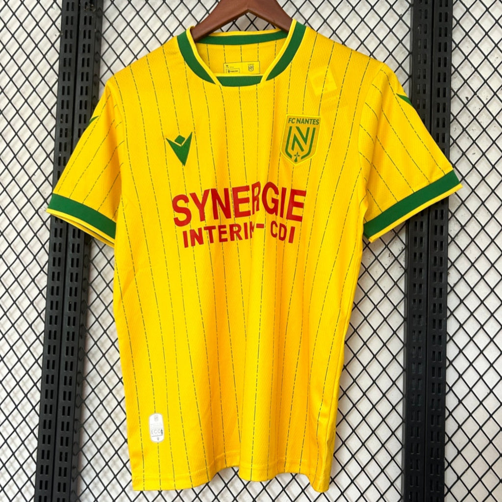 Maillot domicile Nantes 25/26 de Le 12 -ème Maillot, maillot de football avec logo et détails de l'équipe sur le devant.