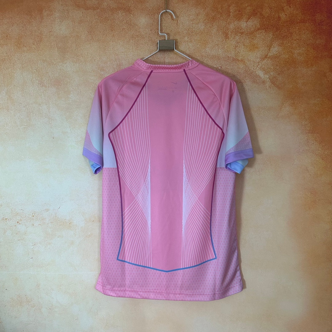 Maillot de football PSG rose 25/26 Le 12 -ème Maillot, maillot spécial pour la saison 2025/2026, détails visibles en image.