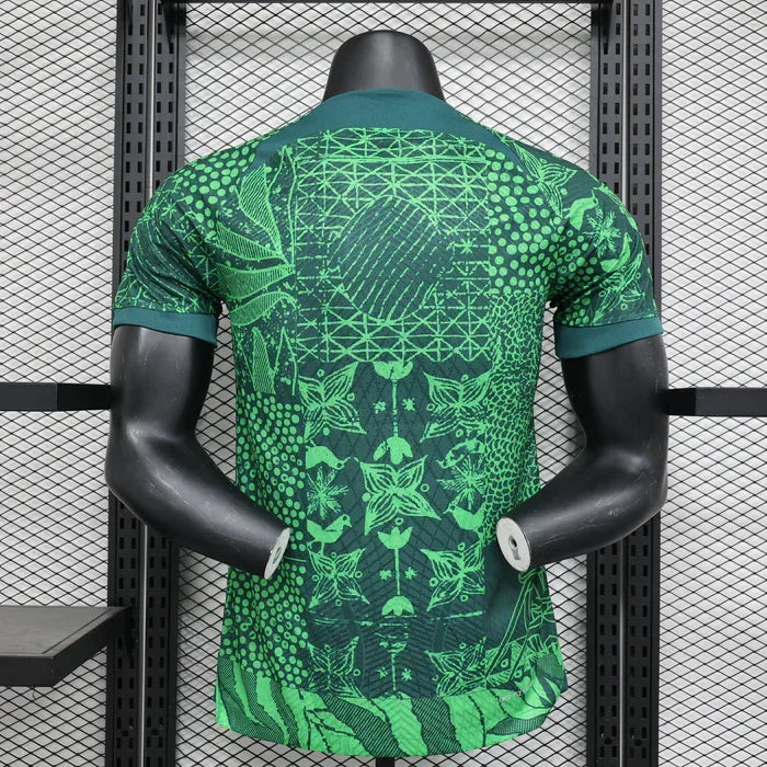 Maillot domicile Nigéria 2023-2024 Le 12-ème Maillot, version joueur, vue de face avec détails du maillot de football Nigéria.