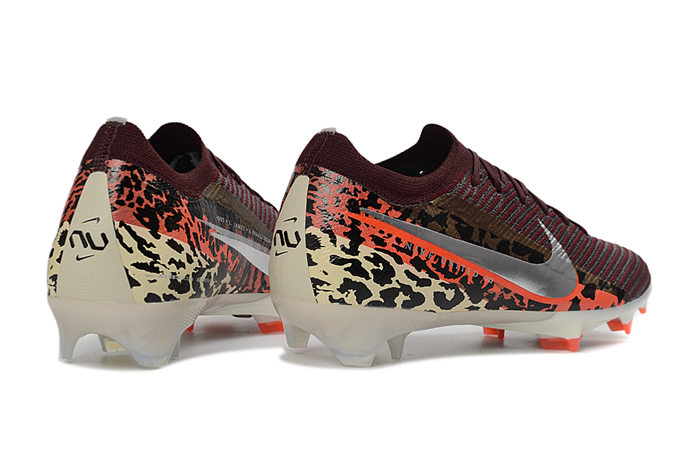 Crampons Nike Zoom Mercurial Vapor 16 Elite XXV pour football, semelles avec pointes pour meilleure adhérence sur le terrain.