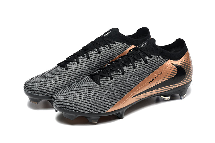 Crampons Mercurial Vapor 16 Elite XXV de Le 12 -ème Maillot, vue des semelles avec crampons en métal et design en bleu et blanc.