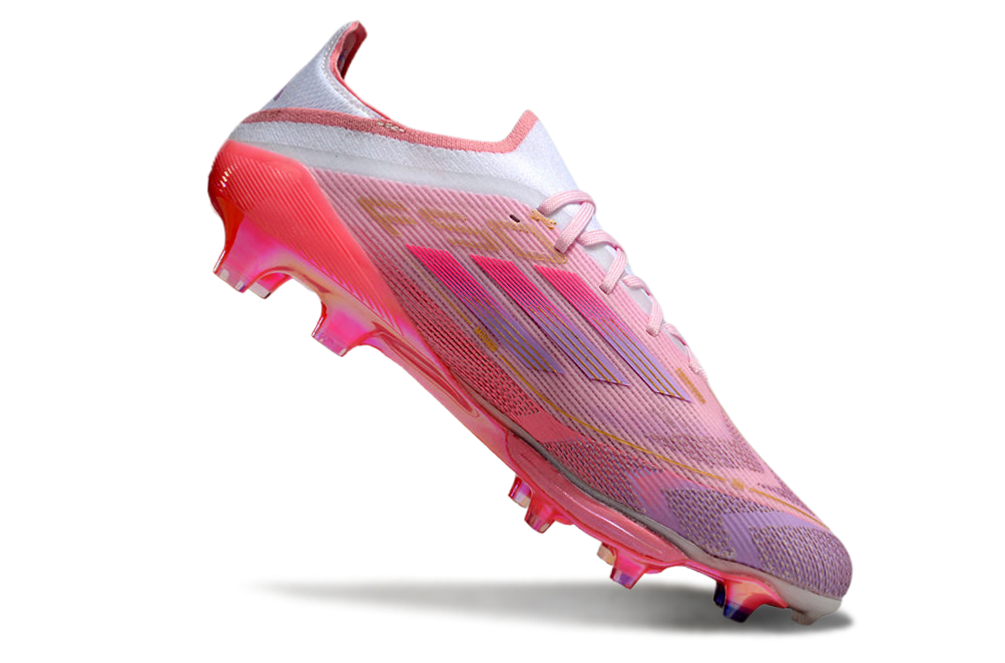 Crampons F50+ élite de Le 12 -ème Maillot, fixation robuste pour chaussures de sport, avec crampons en acier pour traction.